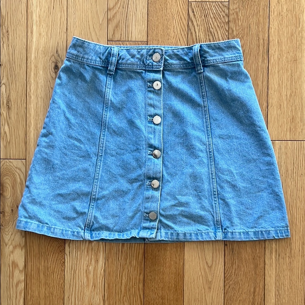 Denim Button-Front Denim Mini Skirt Sz 8 Divided brand, used